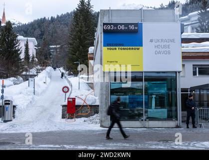 Davos, Svizzera. 18 gennaio 2024. Veduta della Casa Ucraina a Davos. L'incontro annuale del World Economic Forum è considerato uno dei luoghi di incontro più importanti per i politici, i top manager e gli scienziati. I dibattiti e le riunioni riservate si concentrano sulle soluzioni alle sfide globali. Credito: Hannes P. Albert/dpa/Alamy Live News Foto Stock