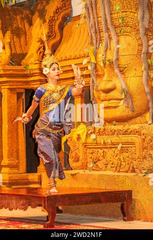 Tradizionale danza Apsara, Siem Reap, Cambogia. Credito: Kraig Lieb Foto Stock