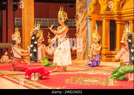 Tradizionale danza Apsara, Siem Reap, Cambogia. Credito: Kraig Lieb Foto Stock