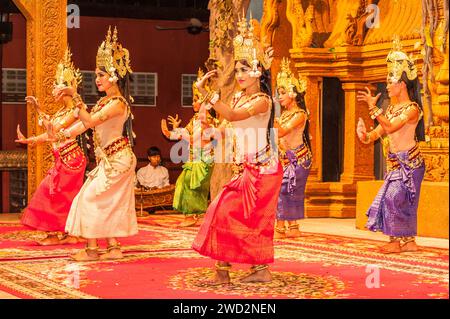 Tradizionale danza Apsara, Siem Reap, Cambogia. Credito: Kraig Lieb Foto Stock
