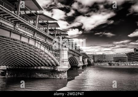 Londra, Regno Unito, 14 agosto 2018, vista del Blackfriars Railway Bridge dal lato sud del Tamigi, Inghilterra Foto Stock