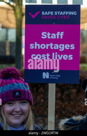 Belfast, Regno Unito, 18 01 2024, i sindacati organizzano una marcia verso il municipio per richiedere aumenti retributivi del settore pubblico credito: HeadlineX/Alamy Foto Stock