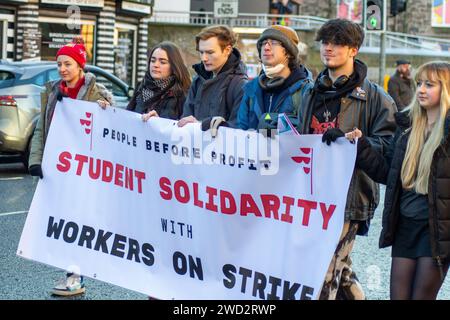 Belfast, Regno Unito, 18 01 2024, i sindacati organizzano una marcia verso il municipio per richiedere aumenti retributivi del settore pubblico credito: HeadlineX/Alamy Foto Stock