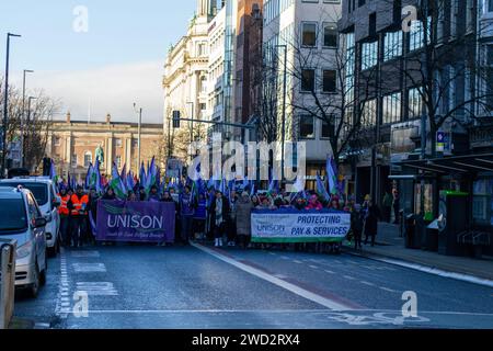 Belfast, Regno Unito, 18 01 2024, i sindacati organizzano una marcia verso il municipio per richiedere aumenti retributivi del settore pubblico credito: HeadlineX/Alamy Foto Stock