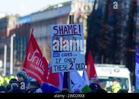 Belfast, Regno Unito, 18 01 2024, i sindacati organizzano una marcia verso il municipio per richiedere aumenti retributivi del settore pubblico credito: HeadlineX/Alamy Foto Stock