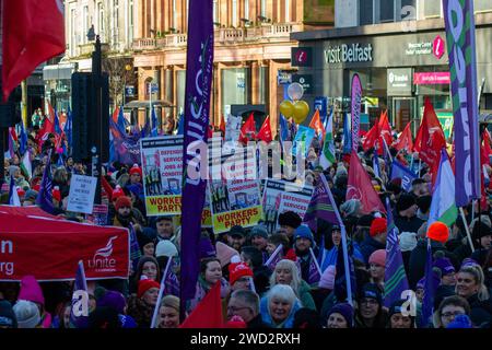 Belfast, Regno Unito, 18 01 2024, i sindacati organizzano una marcia verso il municipio per richiedere aumenti retributivi del settore pubblico credito: HeadlineX/Alamy Foto Stock