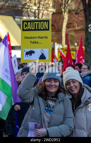 Belfast, Regno Unito, 18 01 2024, i sindacati organizzano una marcia verso il municipio per richiedere aumenti retributivi del settore pubblico credito: HeadlineX/Alamy Foto Stock