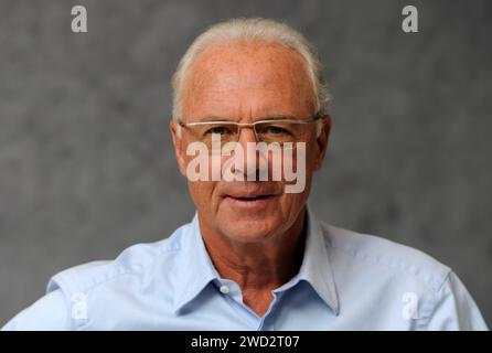 Monaco, Germania. 6 settembre 2010. La leggenda del Bayern, Franz Beckenbauer, nella foto davanti al programma "Blickpunkt Sport extra". Venerdì 19 gennaio alle ore 15 presso l'Allianz Arena di Monaco si terrà un grande servizio commemorativo per salutare Franz Beckenbauer. Il Kaiser morì il 7 gennaio all'età di 78 anni. Beckenbauer è stata una delle personalità più influenti nel calcio mondiale. Il servizio commemorativo sarà un tributo all'ex giocatore di classe mondiale e allenatore campione del mondo. Crediti: Tobias Hase/dpa/Alamy Live News Foto Stock