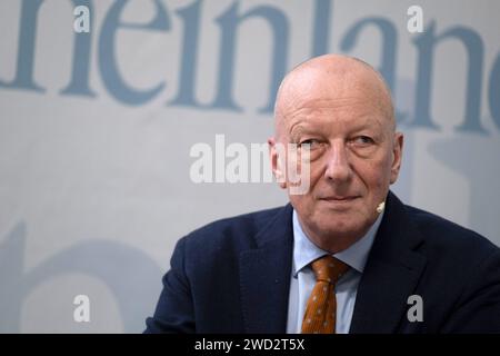 Pressekonferenz des rates fuer die zukuenftige Entwicklung des oeffentlich-rechtlichen Rundfunks am Donnerstag 18.01.2024 a Berlino. Foto: Roger de Weck Publizist, Generaldirektor der Schweizerischen radio- und Fernsehgesellschaft SRG a.D., Zuerich Der Zukunftsrat fuer ARD und ZDF Hat einen weitreichenden Umbau des oeffentlich-rechtlichen Rundfunks empfohlen. Dieser muesse digitaler und effizienter werden und seinen Auftrag besser erfuellen, hiess es in dem am Donnerstag in Berlin uebergebenen Bericht des Gremiums. Der Rat wurde im vergangenen Maerz von der Rundfunkkommission der Bundeslaender Foto Stock