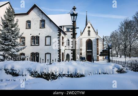 Heimbach, Germania. 18 gennaio 2024. L'abbazia di Mariawald è coperta di neve. Crediti: Oliver Berg/dpa/Alamy Live News Foto Stock