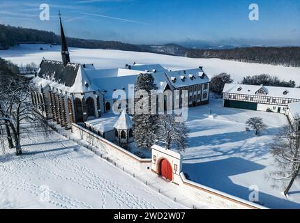 Heimbach, Germania. 18 gennaio 2024. L'abbazia di Mariawald è coperta di neve. Crediti: Oliver Berg/dpa/Alamy Live News Foto Stock