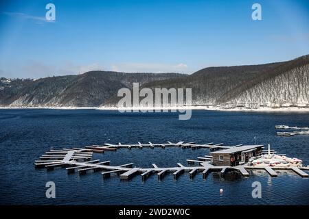 Heimbach, Germania. 18 gennaio 2024. I moli della diga di Rur vicino a Schwammenauel sono ricoperti di neve. Crediti: Oliver Berg/dpa/Alamy Live News Foto Stock