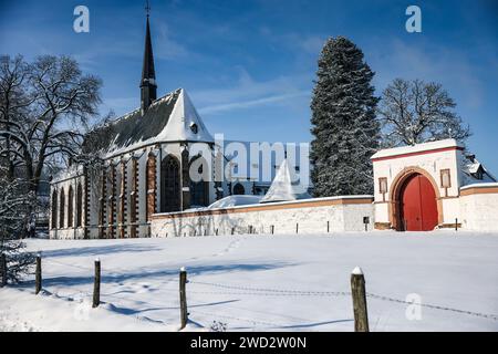 Heimbach, Germania. 18 gennaio 2024. L'abbazia di Mariawald è coperta di neve. Crediti: Oliver Berg/dpa/Alamy Live News Foto Stock