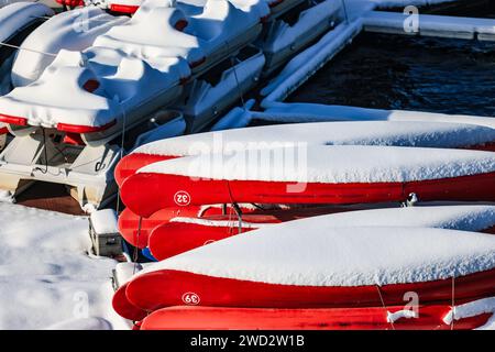 Heimbach, Germania. 18 gennaio 2024. Le barche della diga di Rur vicino a Schwammenauel sono coperte di neve. Crediti: Oliver Berg/dpa/Alamy Live News Foto Stock