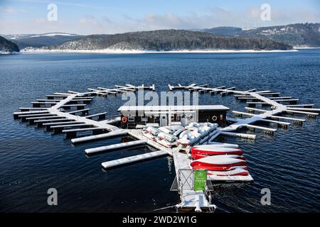 Heimbach, Germania. 18 gennaio 2024. I moli della diga di Rur vicino a Schwammenauel sono ricoperti di neve. Crediti: Oliver Berg/dpa/Alamy Live News Foto Stock