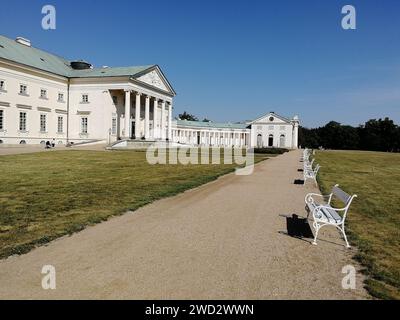 Il castello di Kacina è un significativo castello in stile impero a Svaty Mikulas nella regione centrale della Boemia della Repubblica Ceca. monumento storico e parco Foto Stock