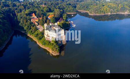 Vista aerea del castello di Orlik sul serbatoio di Orlik. Splendido punto di riferimento gotico sul lago. Orlik nad Vltavou, Boemia meridionale, repubblica ceca. Foto Stock