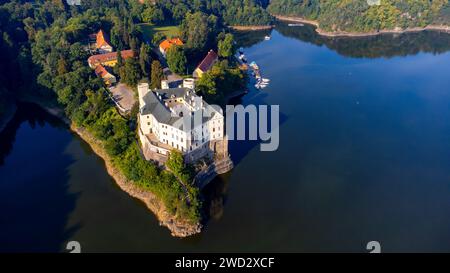 Vista aerea del castello di Orlik sul serbatoio di Orlik. Splendido punto di riferimento gotico sul lago. Orlik nad Vltavou, Boemia meridionale, repubblica ceca. Foto Stock