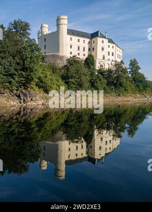 Vista del castello di Orlik sul bacino idrico di Orlik. Splendido punto di riferimento gotico sul lago. Orlik nad Vltavou, Boemia meridionale, repubblica ceca. Foto Stock