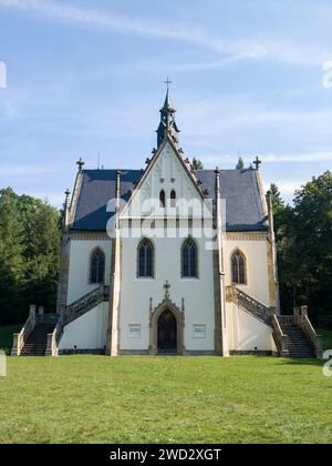 Curch vicino al castello di Orlik sopra il bacino idrico di Orlik. Splendido punto di riferimento gotico sul lago. Orlik nad Vltavou, Boemia meridionale, repubblica ceca. Foto Stock