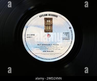 Foto ravvicinata di un'etichetta centrale su una tiratura originale del 1978 di LP in vinile, ma seriamente, gente di Joe Walsh Foto Stock