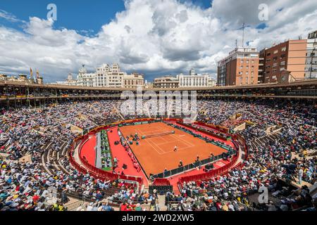 Vista dall'alto dell'arena di Valencia, piena di persone e convertita in un campo da tennis della Coppa Davis, aprile 2018, Spagna. Foto Stock