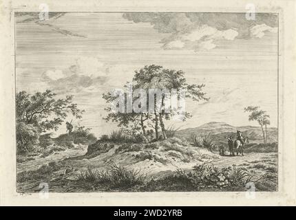 Paesaggio con ciclista e pedonale, Hermanus Fock, 1781 - 1822 stampa Un paesaggio collinare con una festa sugli alberi nel mezzo. Sul sentiero c'e' un uomo con un braccio enorme accanto ad un uomo a cavallo. Dall'altra parte dell'albero fate festa un camminatore con un bastone in mano. Carta di Amsterdam che incide sulle basse colline (+ paesaggio con cifre, personale). "in viaggio", viaggiatore in corso Foto Stock