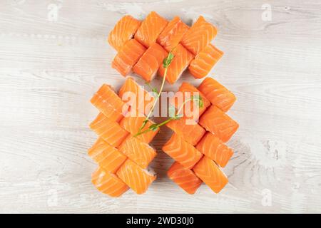 Set di vari panini di sushi su uno sfondo di legno bianco. Cibo giapponese. Foto Stock