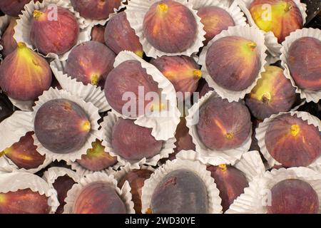 Ci sono molti fichi in vendita. Ripresa dall'alto. Foto Stock