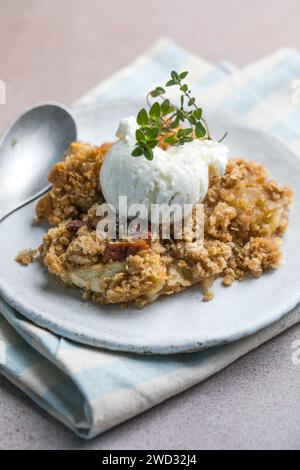 primo piano del crumble di mele e del gelato Foto Stock