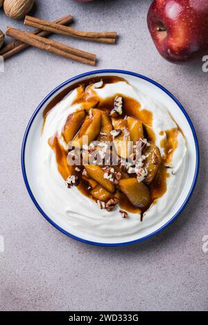 Formaggio spalmabile allo yogurt Labneh con mele arrostite, spazio copia. Tradizionale bagno di labneh artigianale arabo o medio orientale. Yogurt greco. Foto Stock