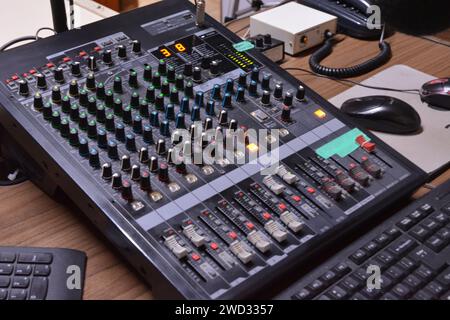 Tavolo sonoro dello studio radiofonico comunitario in Brasile, Sud America, tavolo sonoro. Radio comunitaria in Brasile, Sud America, gestita da un annunciatore con S Foto Stock