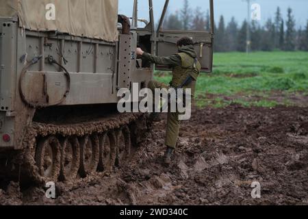 (240118) -- KIRYAT SHMONA, 18 gennaio 2024 (Xinhua) -- un soldato israeliano è visto nel nord di Israele, vicino al confine con il Libano, 17 gennaio 2024. Mercoledì, il capo militare israeliano Herzi Halevi ha avvertito che le prospettive di una "guerra a tutti gli effetti” con gli Hezbollah libanesi sono aumentate e sono "molto più alte di prima”. (Ayal Margolin/JINI via Xinhua) Foto Stock