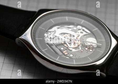 Foto macro dell'orologio da polso con scheletro nero al quarzo, messa a fuoco morbida selettiva Foto Stock