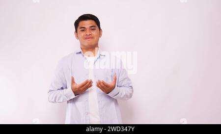 Uomo asiatico che usa il linguaggio dei segni con la mano. impara il linguaggio dei segni a mano. ASL American Sign Language Foto Stock