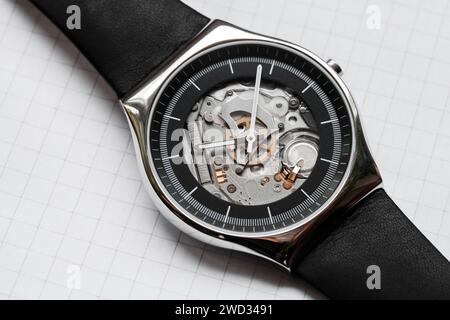 Orologio da polso con scheletro, foto ravvicinata, vista dall'alto Foto Stock