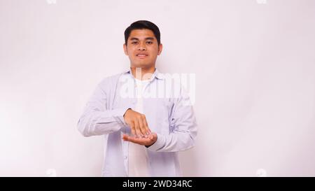 Uomo asiatico che usa il linguaggio dei segni con la mano. impara il linguaggio dei segni a mano. ASL American Sign Language Foto Stock