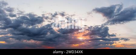 Panorama di un cielo spettacolare al tramonto. Bel paesaggio del cielo di sera. Foto Stock