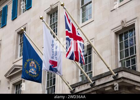 Bandiere sventolano / bandiera vola su uffici / sede centrale / sede centrale della RCN / Royal College of Nursing. Cavendish Square Londra Regno Unito (137) Foto Stock