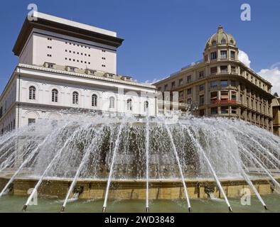 Fontana e Palazzo dell'Accademia di Belle Arti di Ligustica in Piazza De Ferrari, Genova Foto Stock