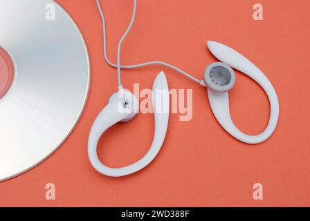 Auricolari e compact disc Foto Stock