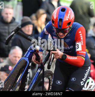 Lucinda Brand in una parte in salita della pista durante la gara di ciclismo di Coppa del mondo UCI a Hulst (Paesi Bassi) Foto Stock