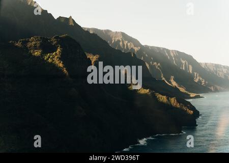 Hawaii Kauai Na Pali paesaggio vista aerea da elicottero. Natura costa montagne drammatiche con appartata popolare attrazione turistica spiaggia. Foto Stock