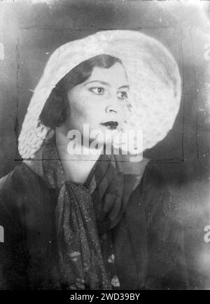 Ritratto in studio di una bella giovane donna che indossa un cappello bianco a larghe setole. Germania, data sconosciuta, circa 1930 anni Foto Stock