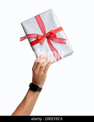 Primo piano dell'uomo che solleva il regalo di Natale con sfondo bianco Foto Stock