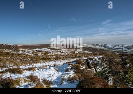 Un parco nazionale rurale del Peak District, scenario paesaggistico invernale del Regno Unito di Ramshaw Rocks visto dai Roaches. Foto Stock