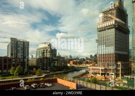 Nuovi edifici lungo il canale Gowanus a Brooklyn New York Foto Stock