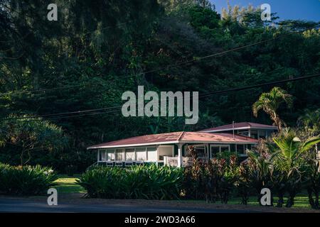 Koloa, Kauai, HI - 25 aprile 2023 - The Beach House sul limitare dell'Oceano Pacifico. Foto di alta qualità Foto Stock