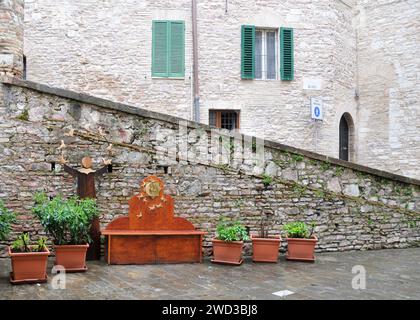 Una rampa di pietra italiana adornata con piante in vaso a Perugia, Italia Foto Stock