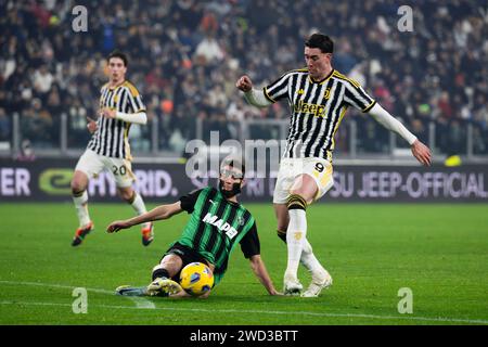 Torino, Italia. 16 gennaio 2024. Dusan Vlahovic della Juventus FC viene affrontato da Daniel Boloca dell'US Sassuolo durante la partita di serie A tra Juventus FC e US Sassuolo. Crediti: Nicolò campo/Alamy Live News Foto Stock